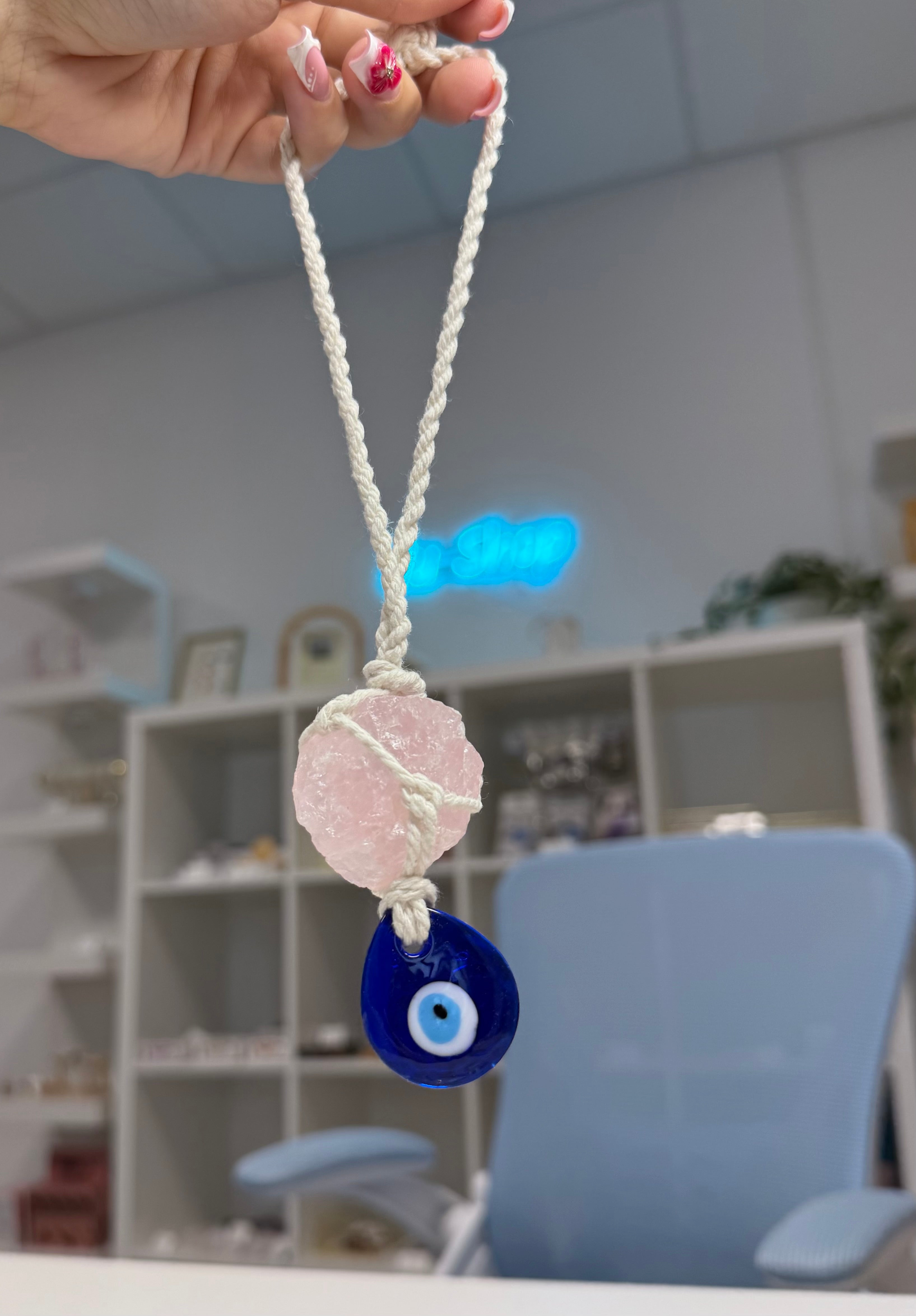 Car Amulet with Rose Quartz & Evil Eye – Pendente de Proteção com Quartzo Rosa e Olho Grego